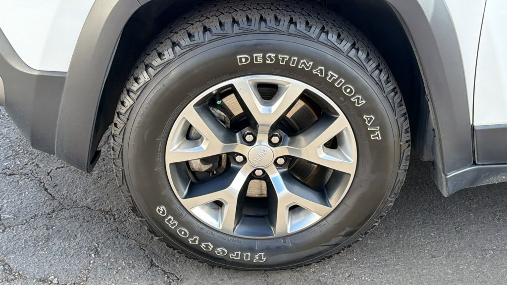 Used 2017 Jeep Cherokee Trailhawk image 9