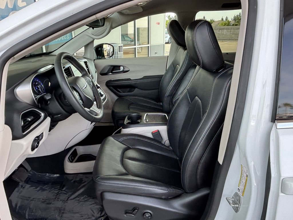 Used 2024 Chrysler Pacifica Touring-L FWD image 19