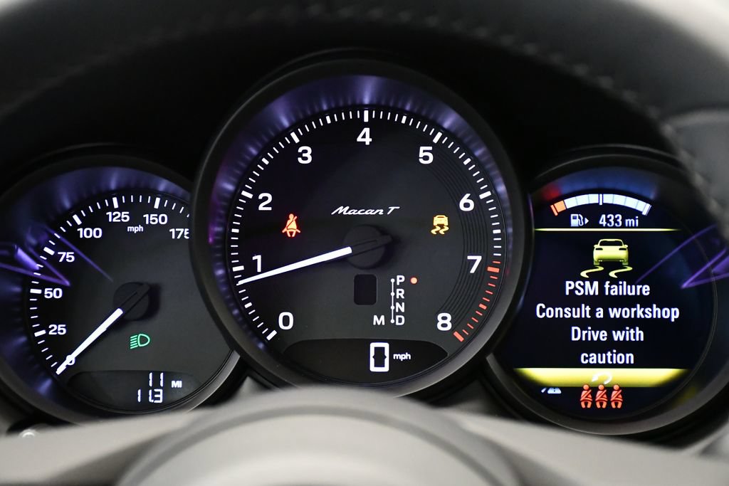 Certified 2026 Porsche Macan Turbo AWD/4WD image 30