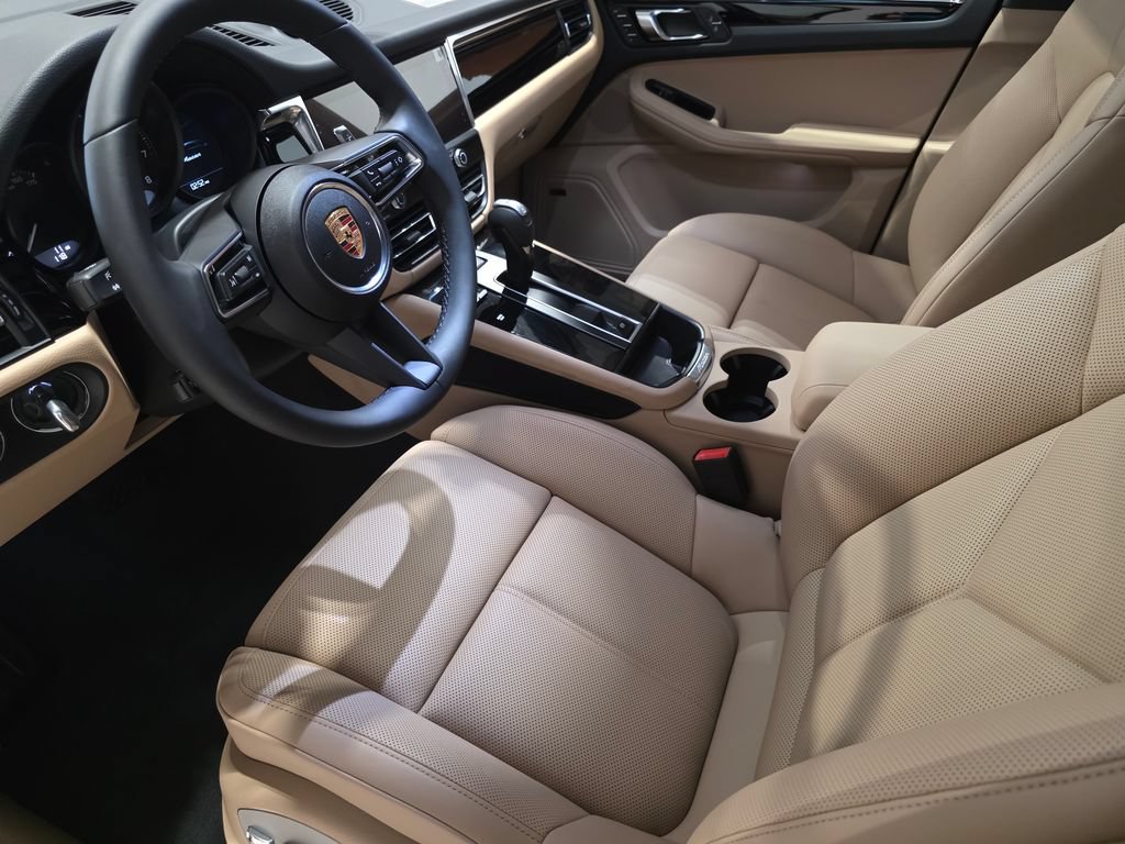 New 2026 Porsche Macan AWD/4WD image 4