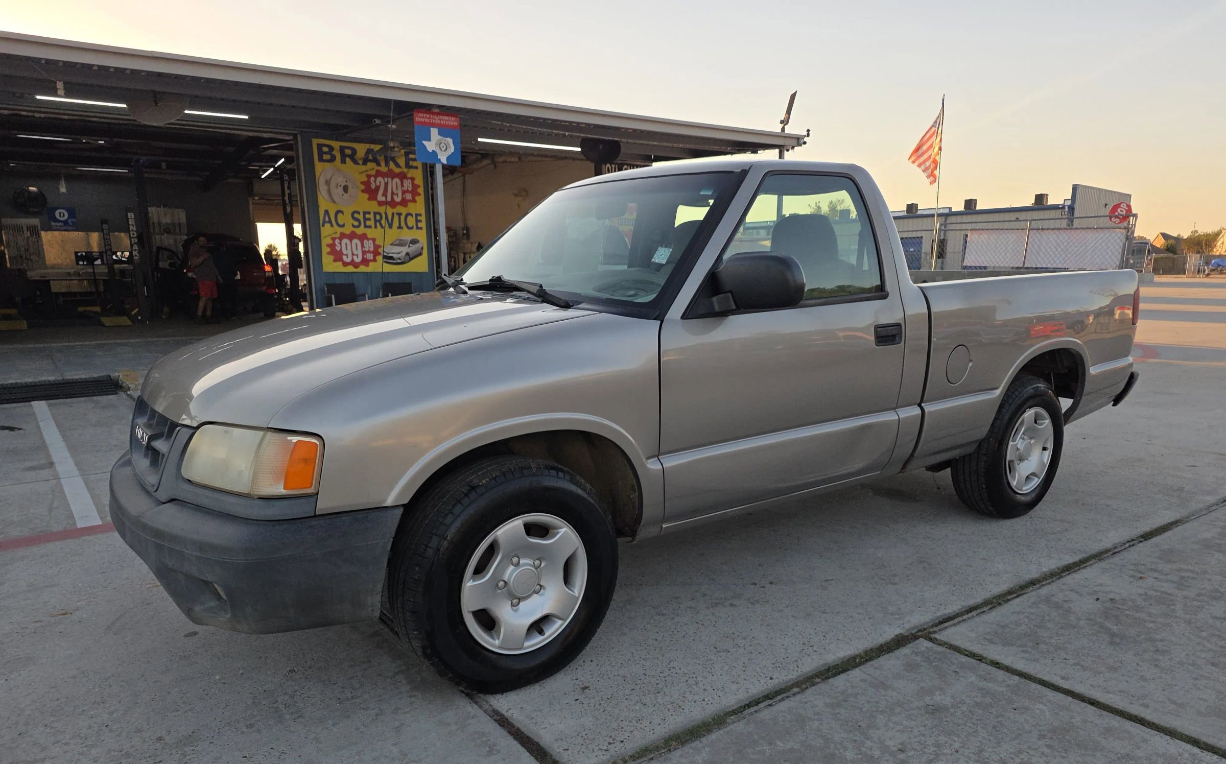 Used 2000 Isuzu Hombre S image 2
