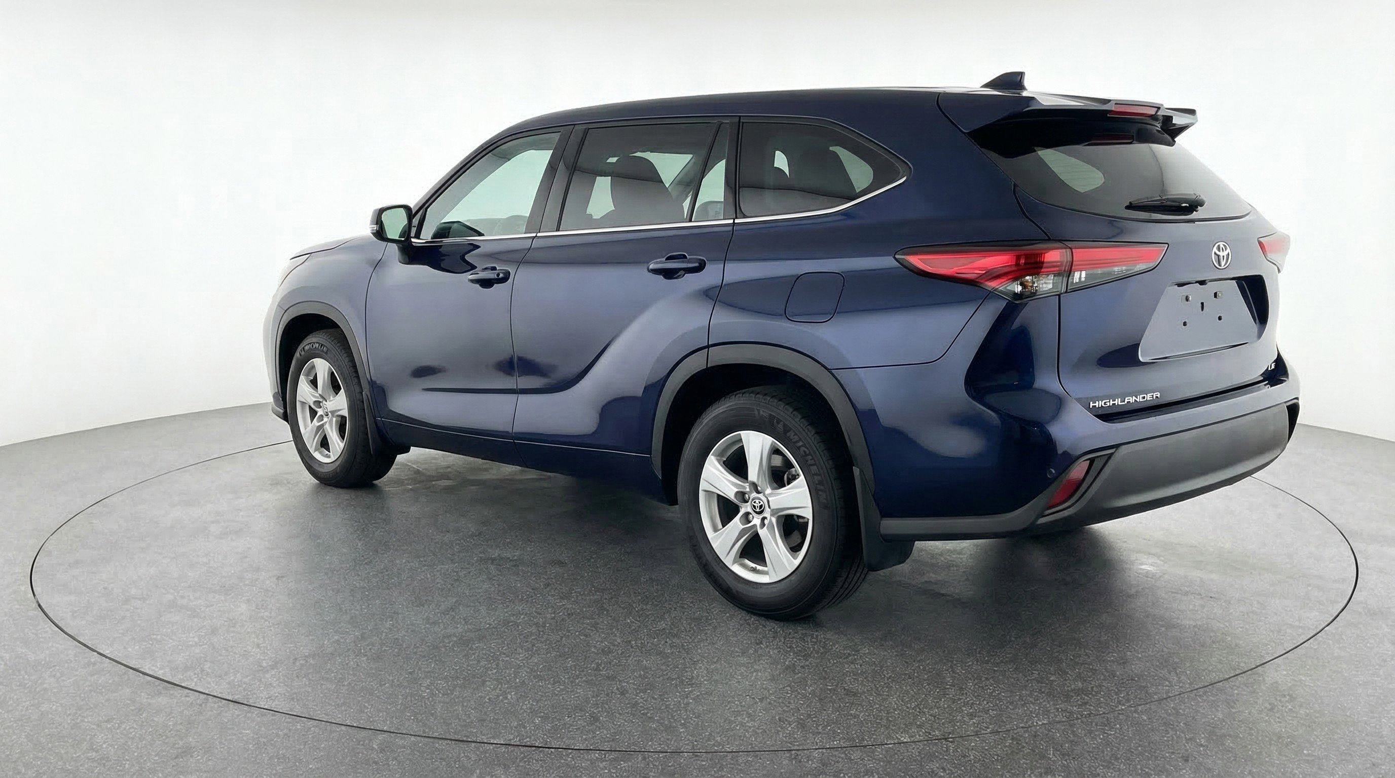 Used 2025 Toyota Highlander LE image 6