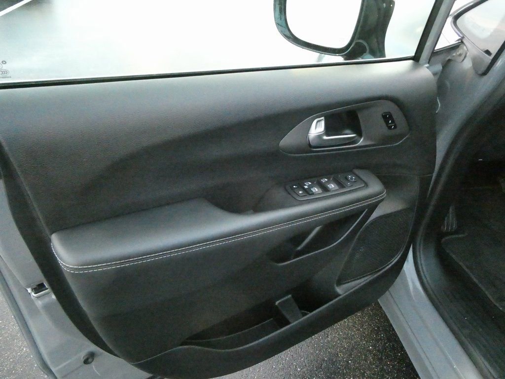 Used 2025 Chrysler Pacifica Select image 23