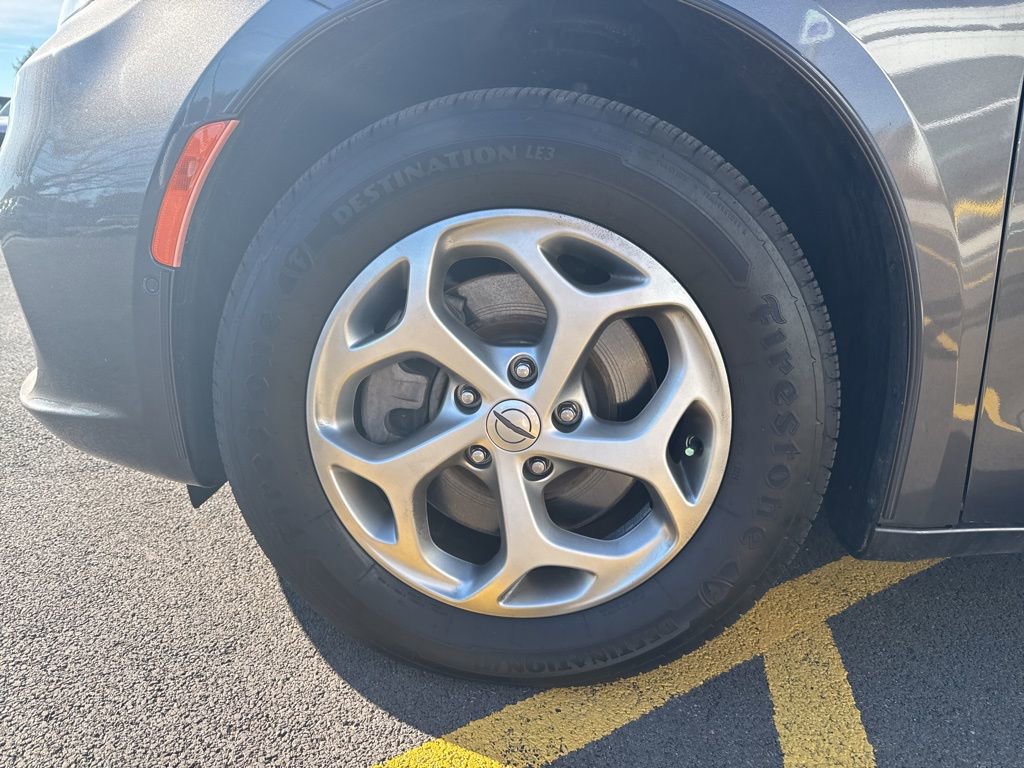 Used 2022 Chrysler Pacifica Limited w/ Uconnect Theater Family Group image 10