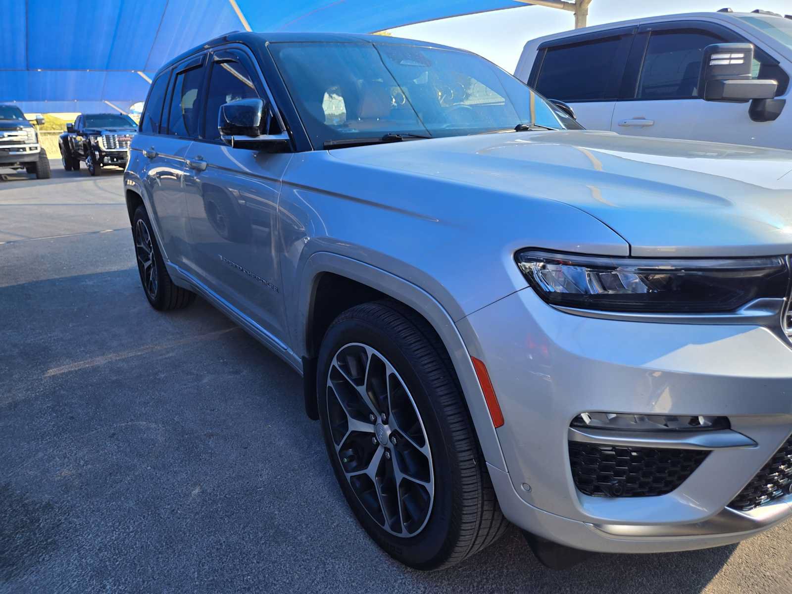 Used 2023 Jeep Grand Cherokee Summit AWD/4WD image 2
