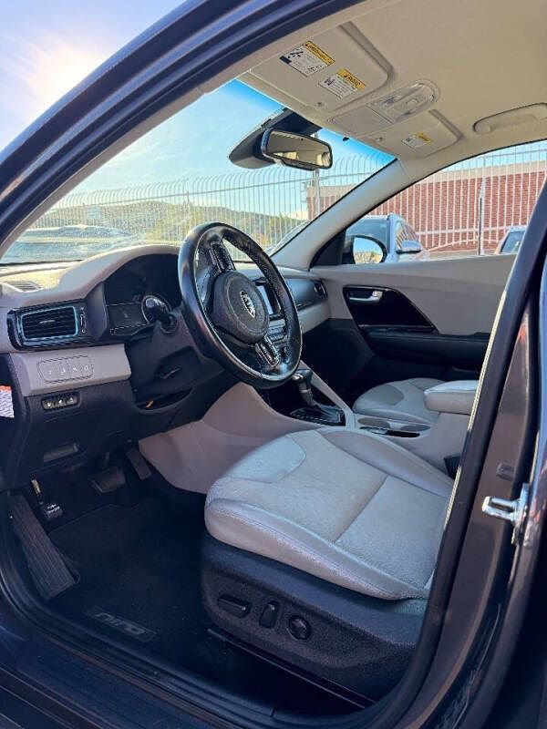 Used 2019 Kia Niro EX FWD image 7