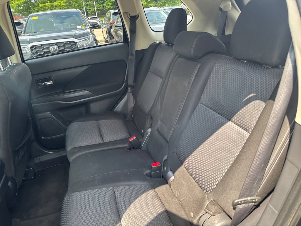 Used 2016 Mitsubishi Outlander SE AWD/4WD image 32