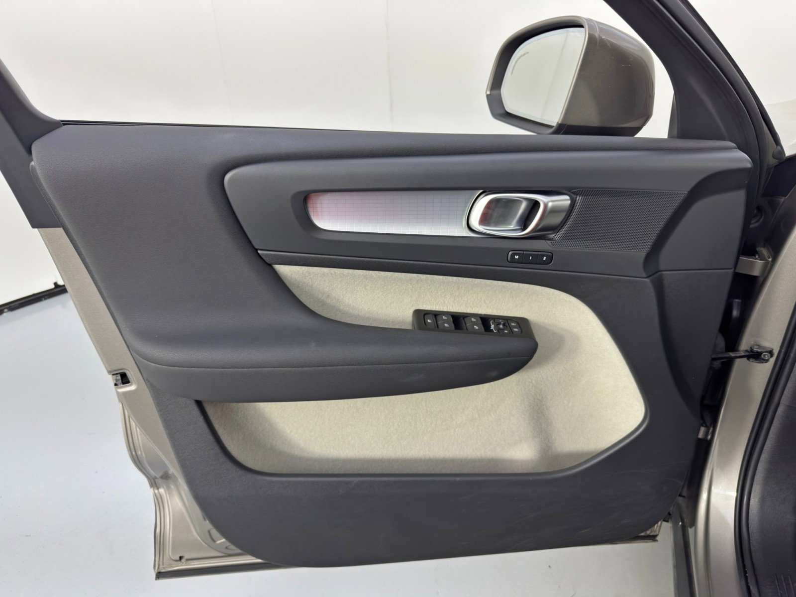 Used 2022 Volvo XC40 T5 Momentum w/ Premium Package image 40