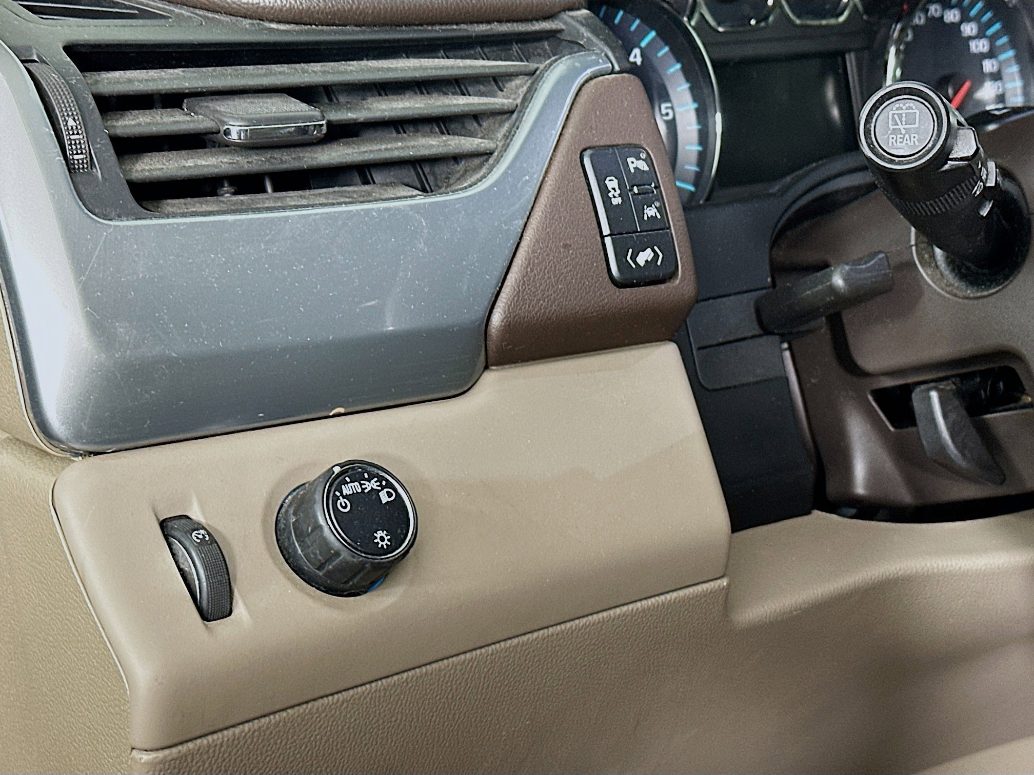 Used 2018 Chevrolet Suburban LT image 16