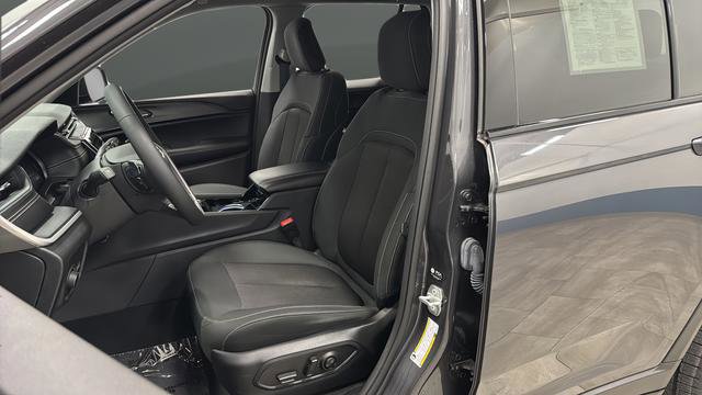 Certified 2023 Jeep Grand Cherokee Laredo image 9