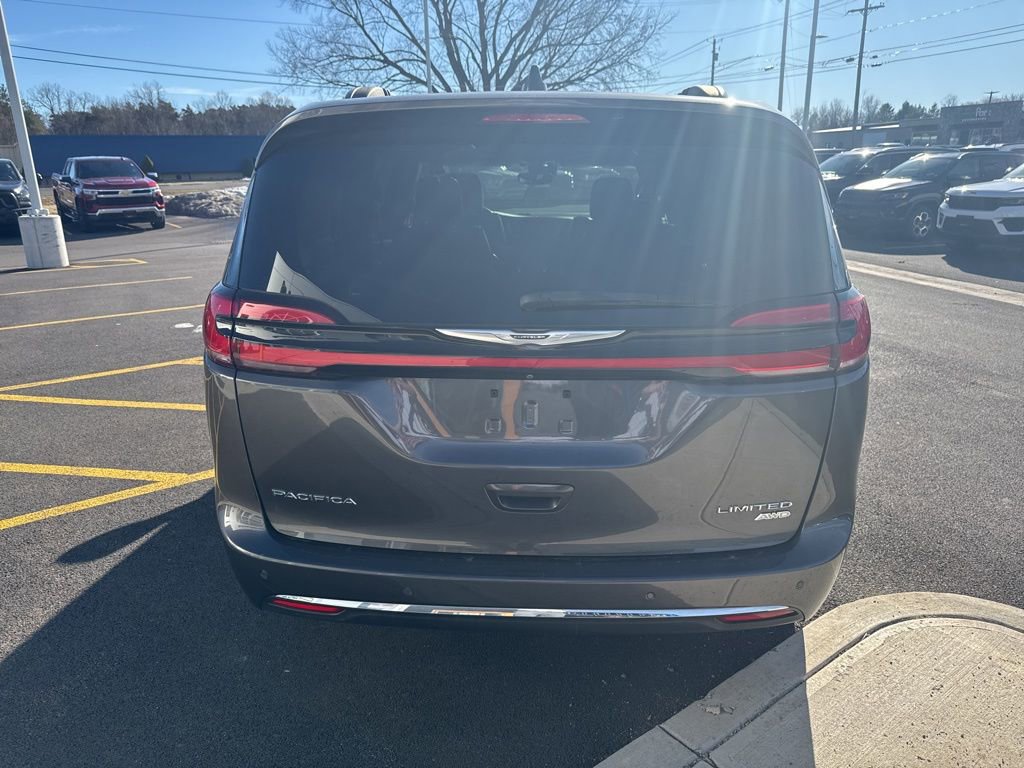 Used 2022 Chrysler Pacifica Limited w/ Uconnect Theater Family Group image 7