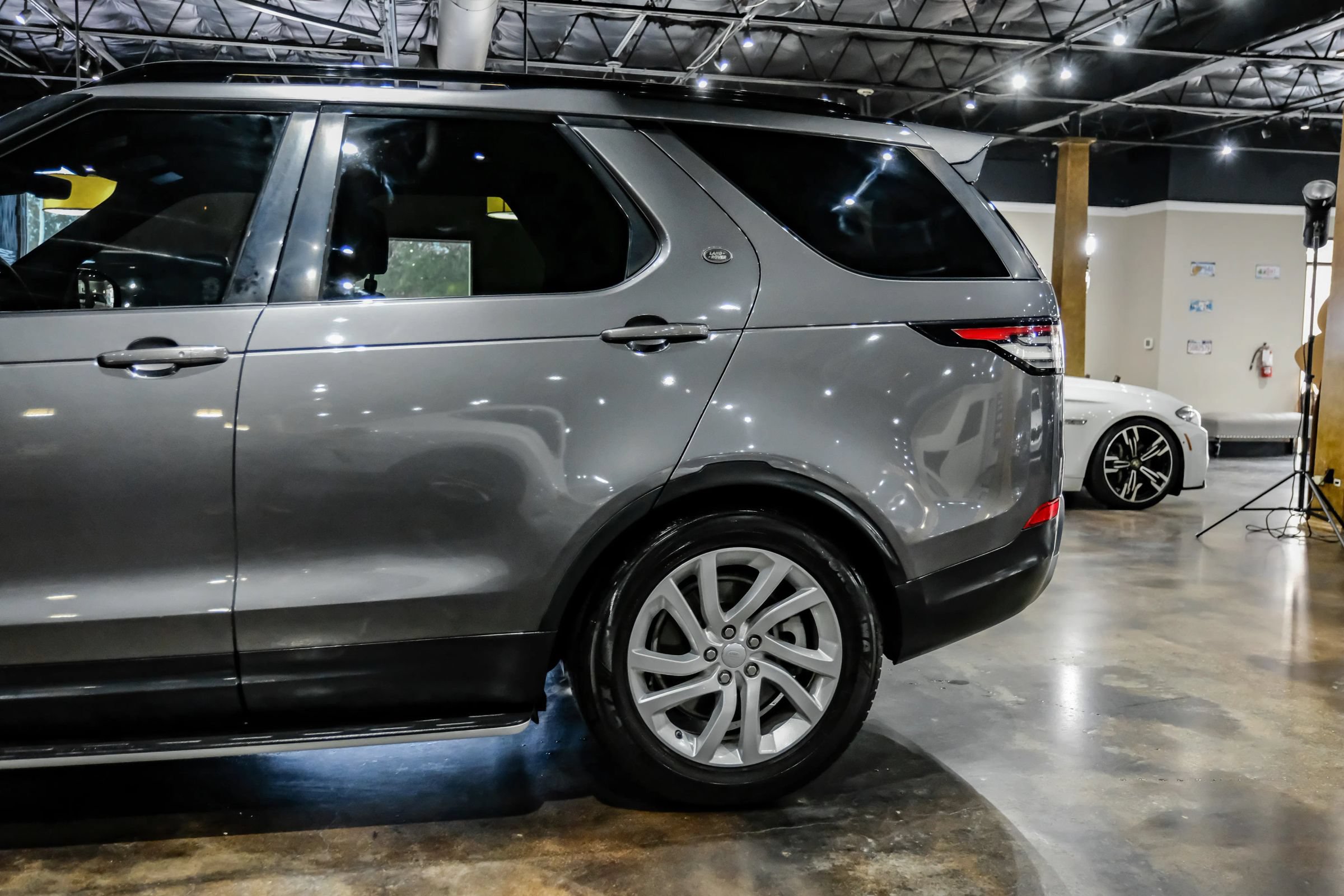 Used 2018 Land Rover Discovery SE AWD/4WD image 14