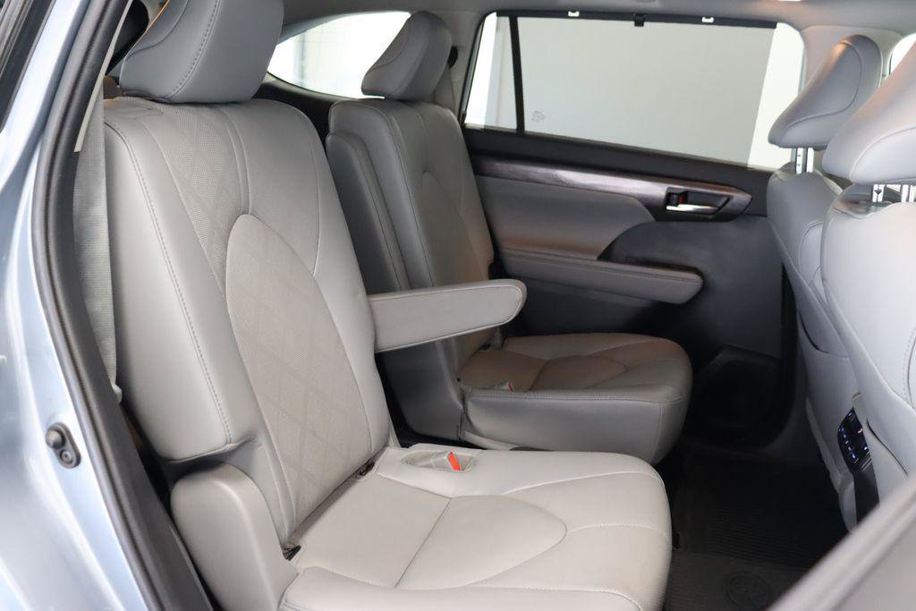 Used 2021 Toyota Highlander Platinum AWD/4WD image 25