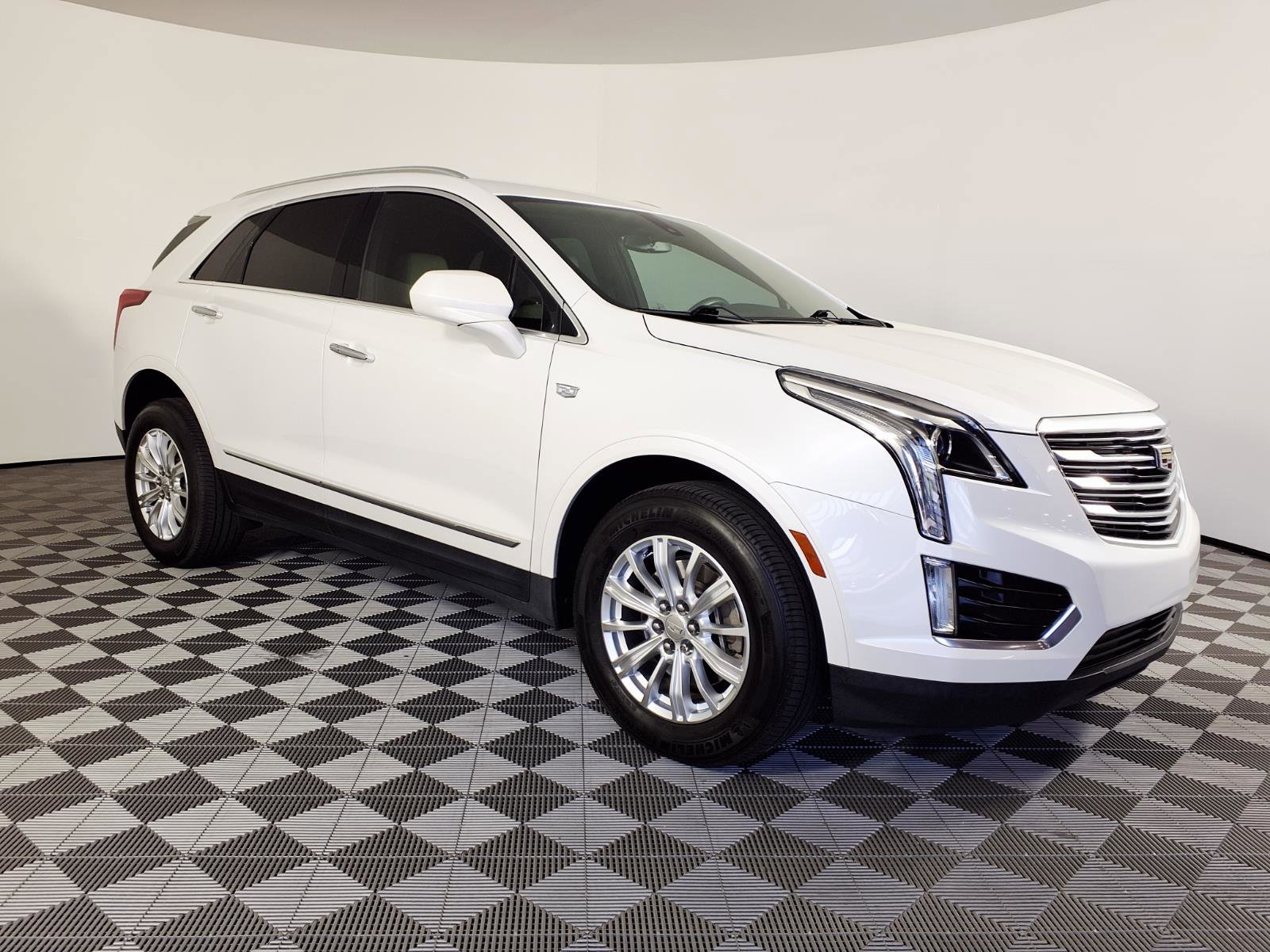 Used 2018 Cadillac XT5 FWD w/ LPO, Wheel Lock Package image 3