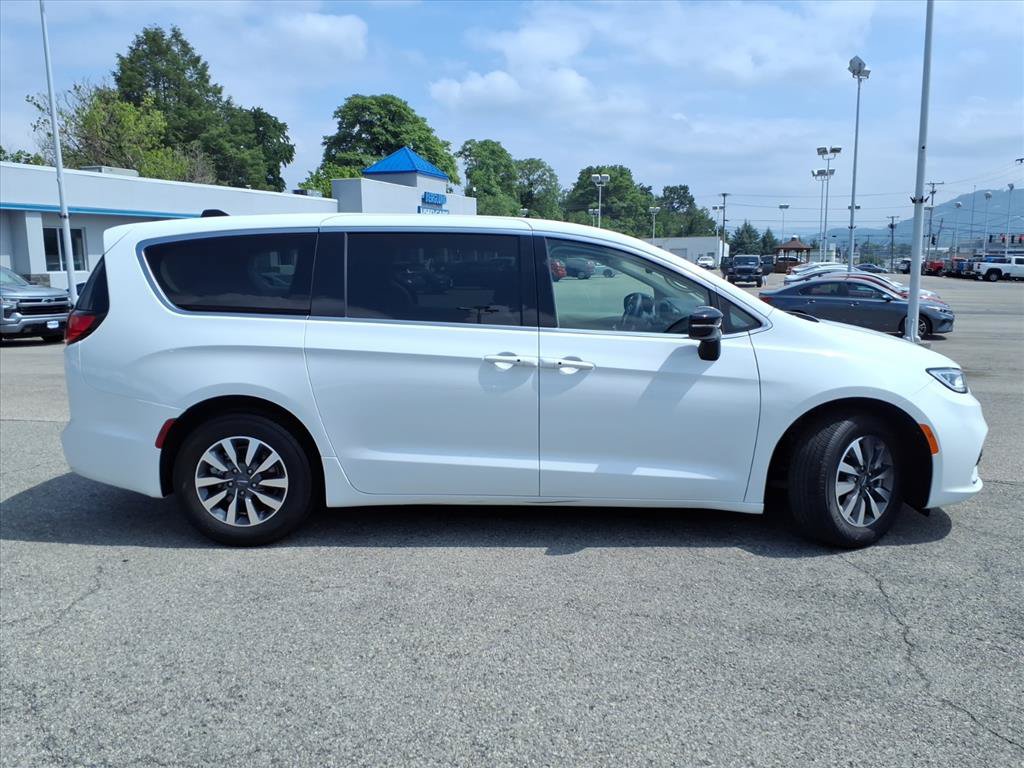Used 2024 Chrysler Pacifica Limited FWD image 3