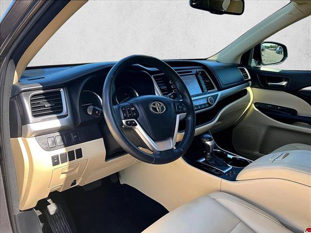 Used 2015 Toyota Highlander XLE FWD image 13