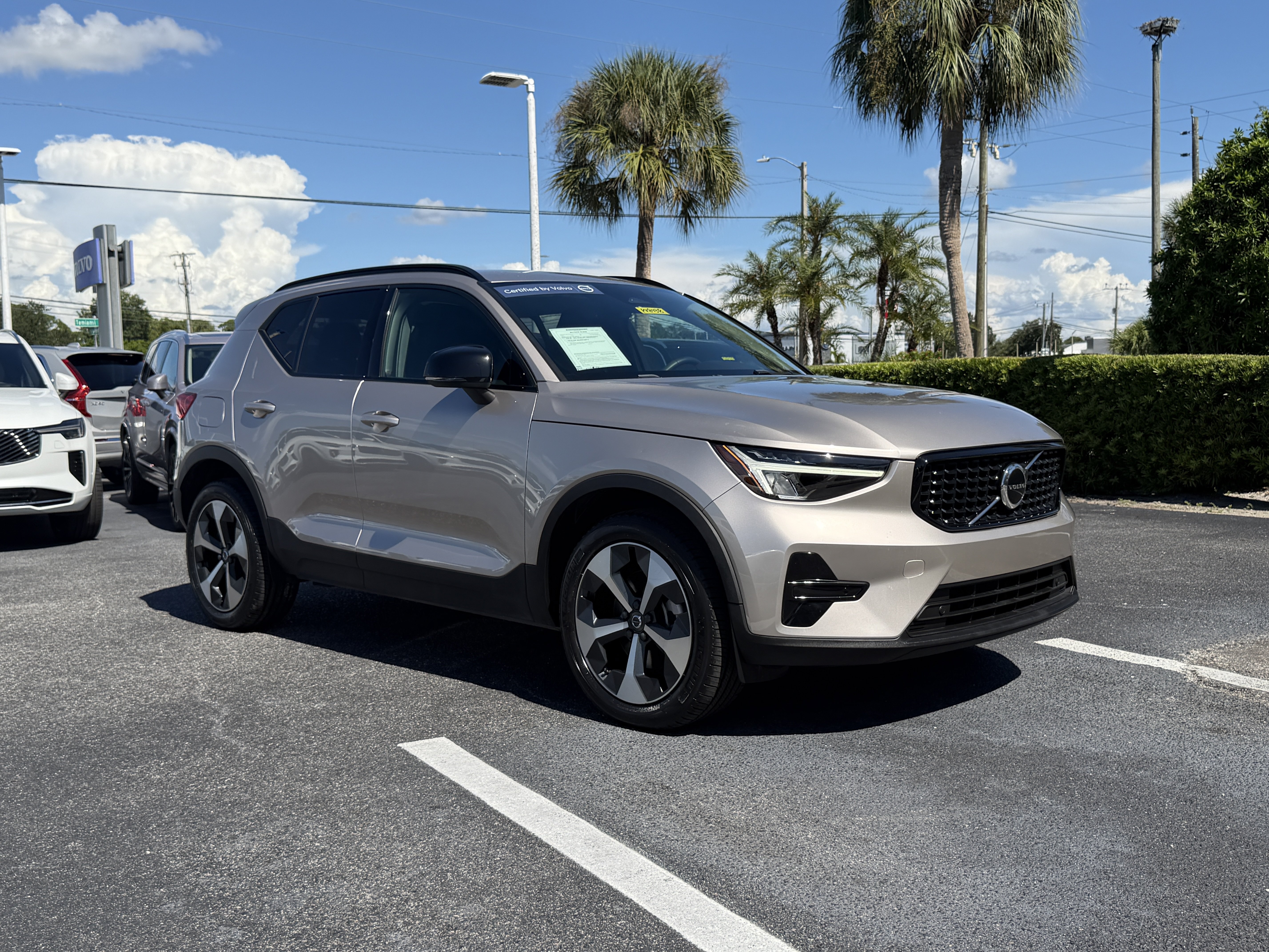 Certified 2024 Volvo XC40 B5 Core AWD/4WD image 1