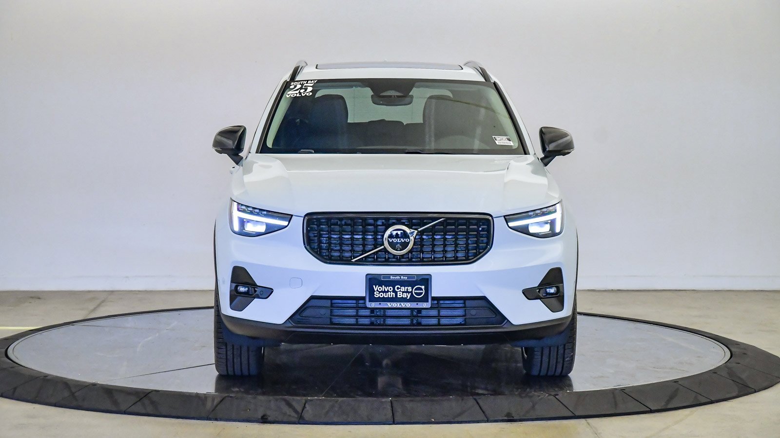 Certified 2025 Volvo XC40 B5 Plus w/ Climate Package image 7