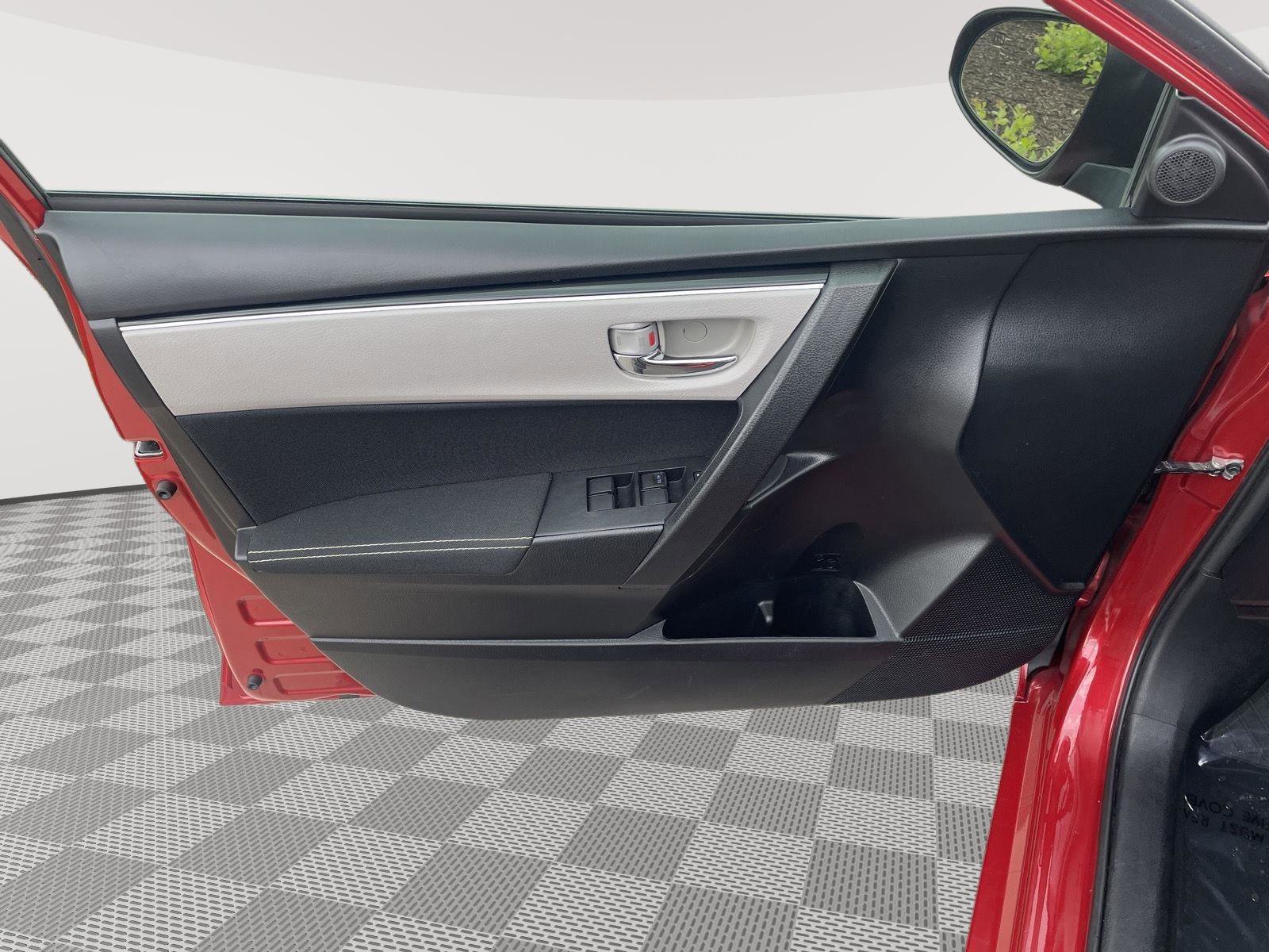 Used 2018 Toyota Corolla LE FWD image 19