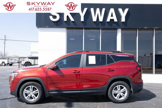 Used 2023 GMC Terrain SLE w/ Driver Convenience Package image 2