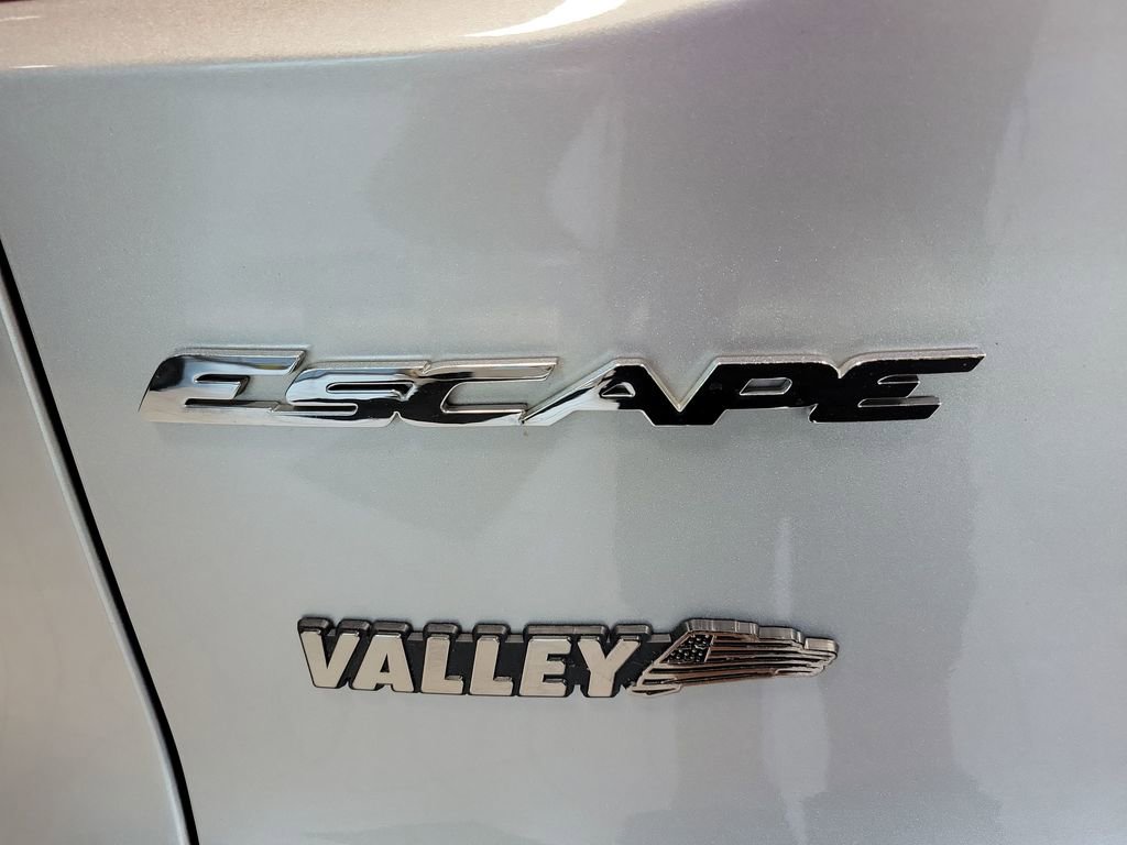 Used 2016 Ford Escape Titanium w/ Equipment Group 301A FWD image 12