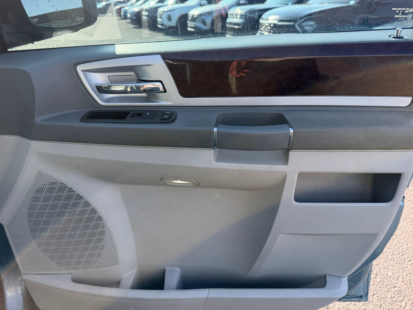 Used 2010 Chrysler Town & Country Touring FWD image 17