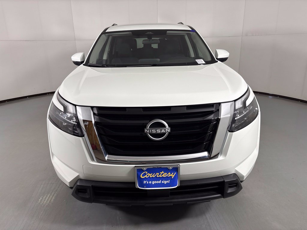 Used 2025 Nissan Pathfinder SV FWD image 3