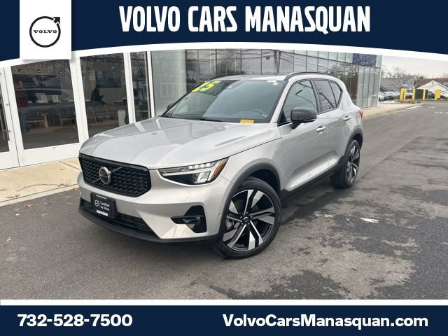 Certified 2025 Volvo XC40 B5 Plus AWD/4WD image 1
