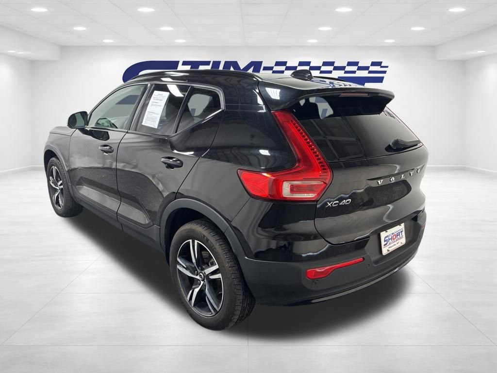 Used 2024 Volvo XC40 B5 Core image 8