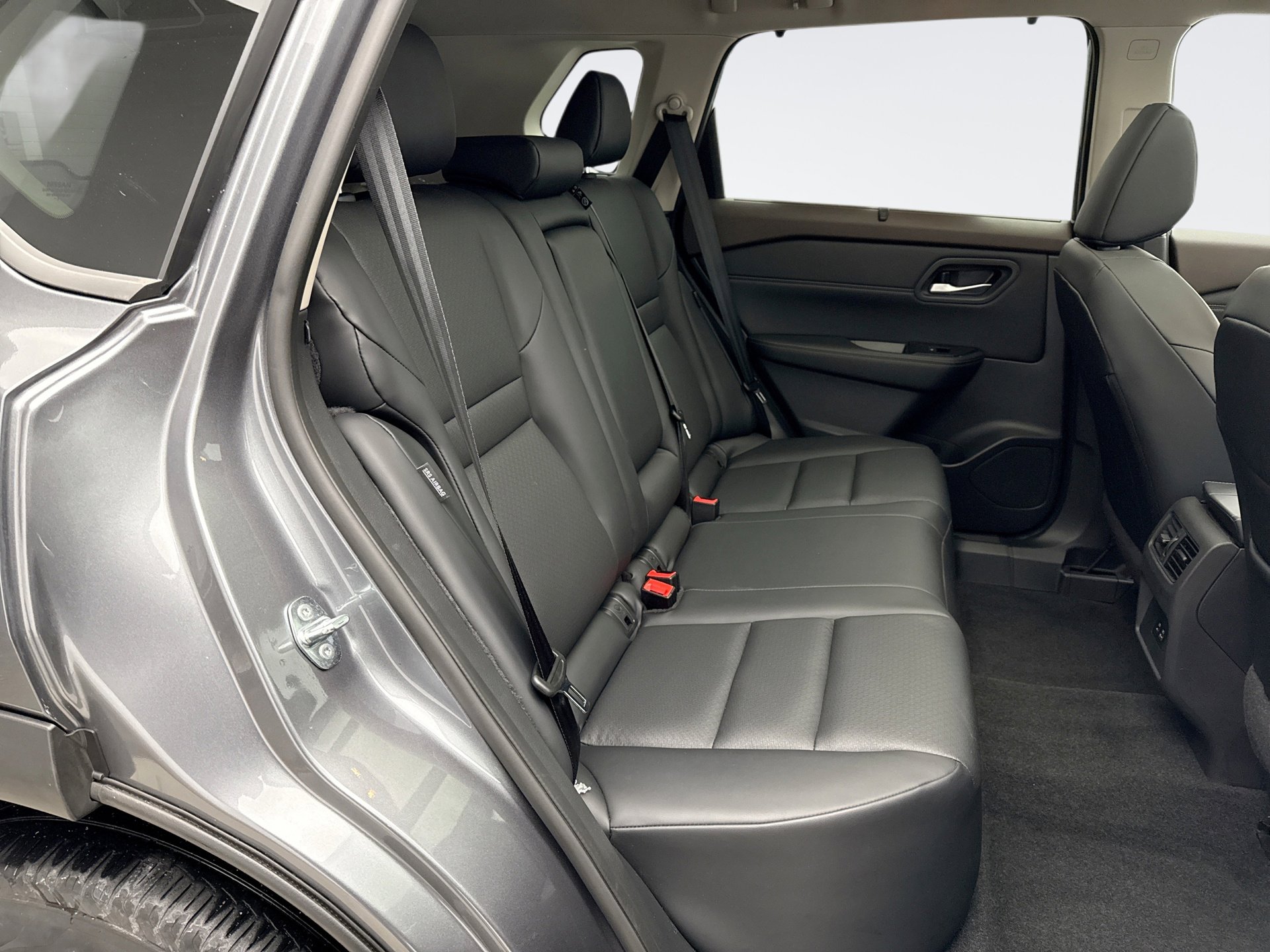 Used 2023 Nissan Rogue SV w/ SV Premium B Package image 18