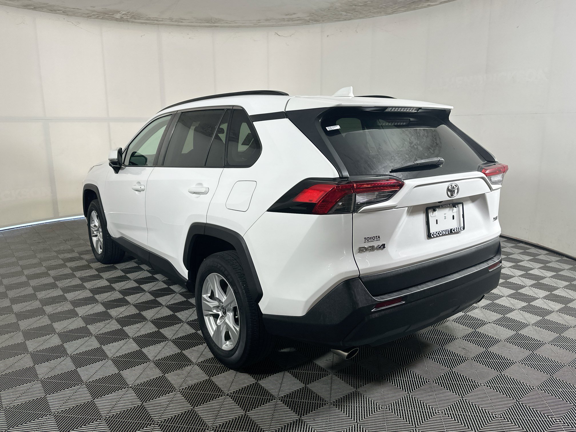 Used 2021 Toyota RAV4 XLE w/ Convenience Package FWD image 5