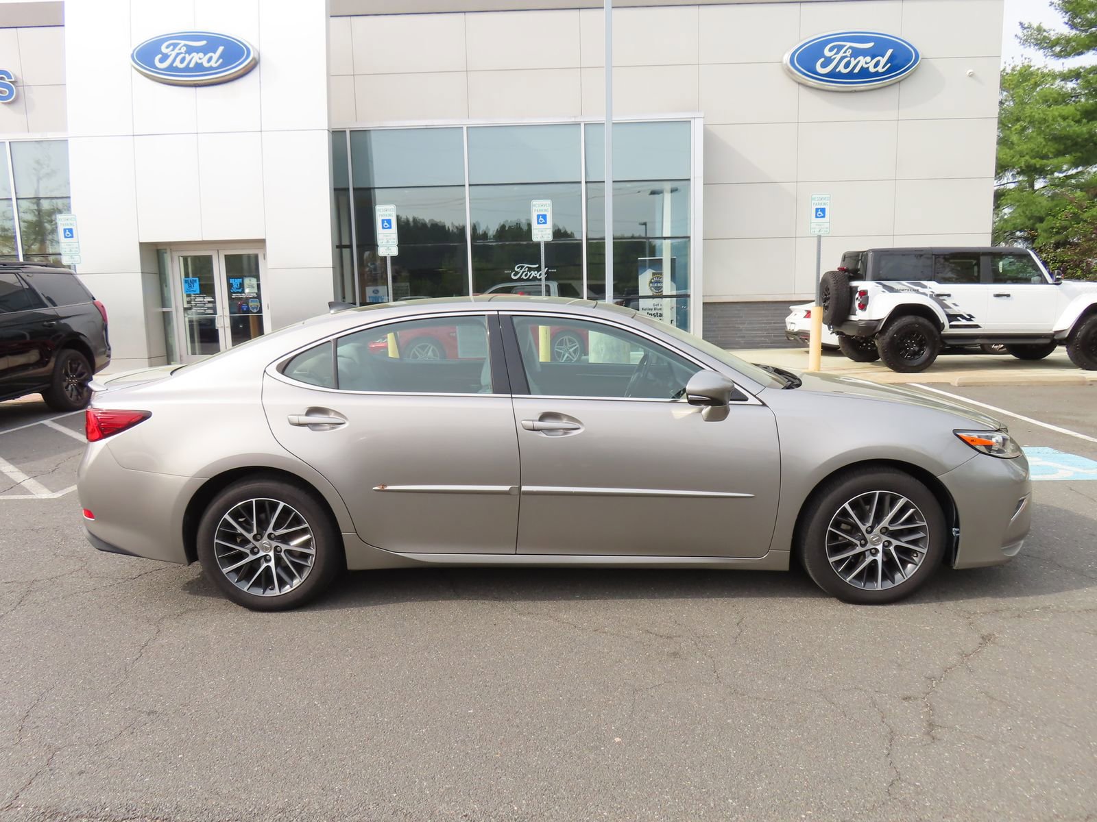 Used 2017 Lexus ES 350 w/ Luxury Package image 4