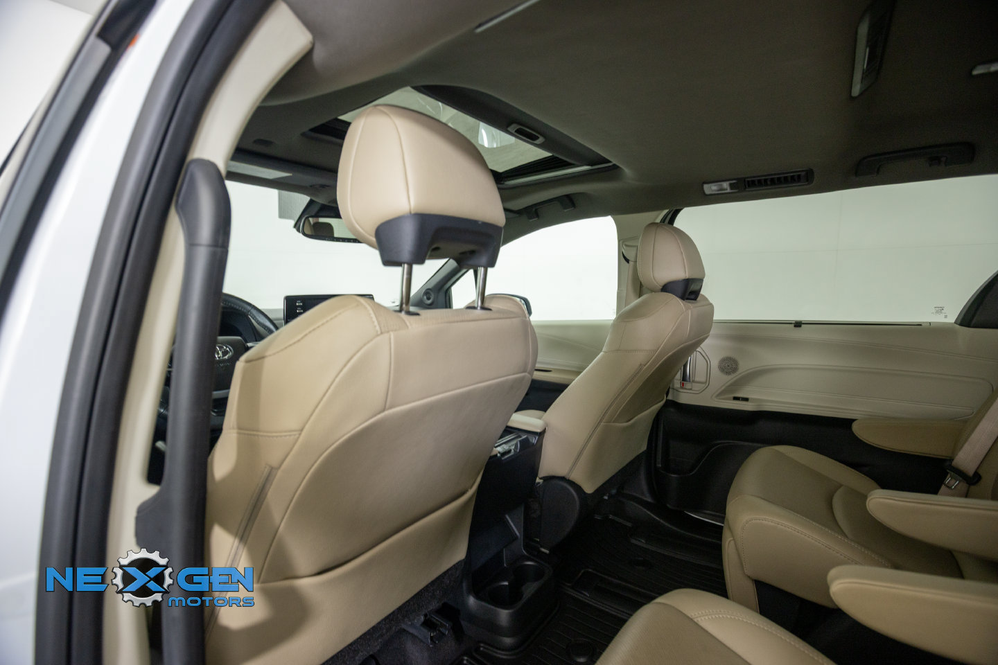 Used 2024 Toyota Sienna Limited AWD/4WD image 27