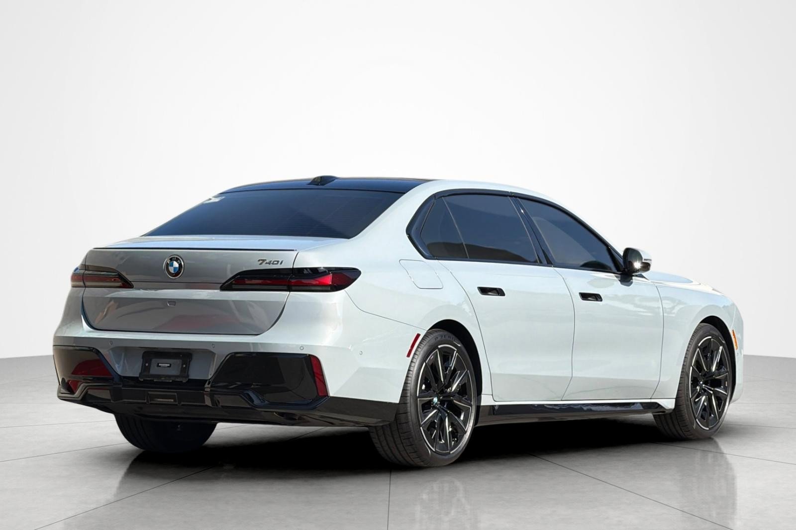 Used 2023 BMW 740i w/ Parking Assistance Package RWD image 5