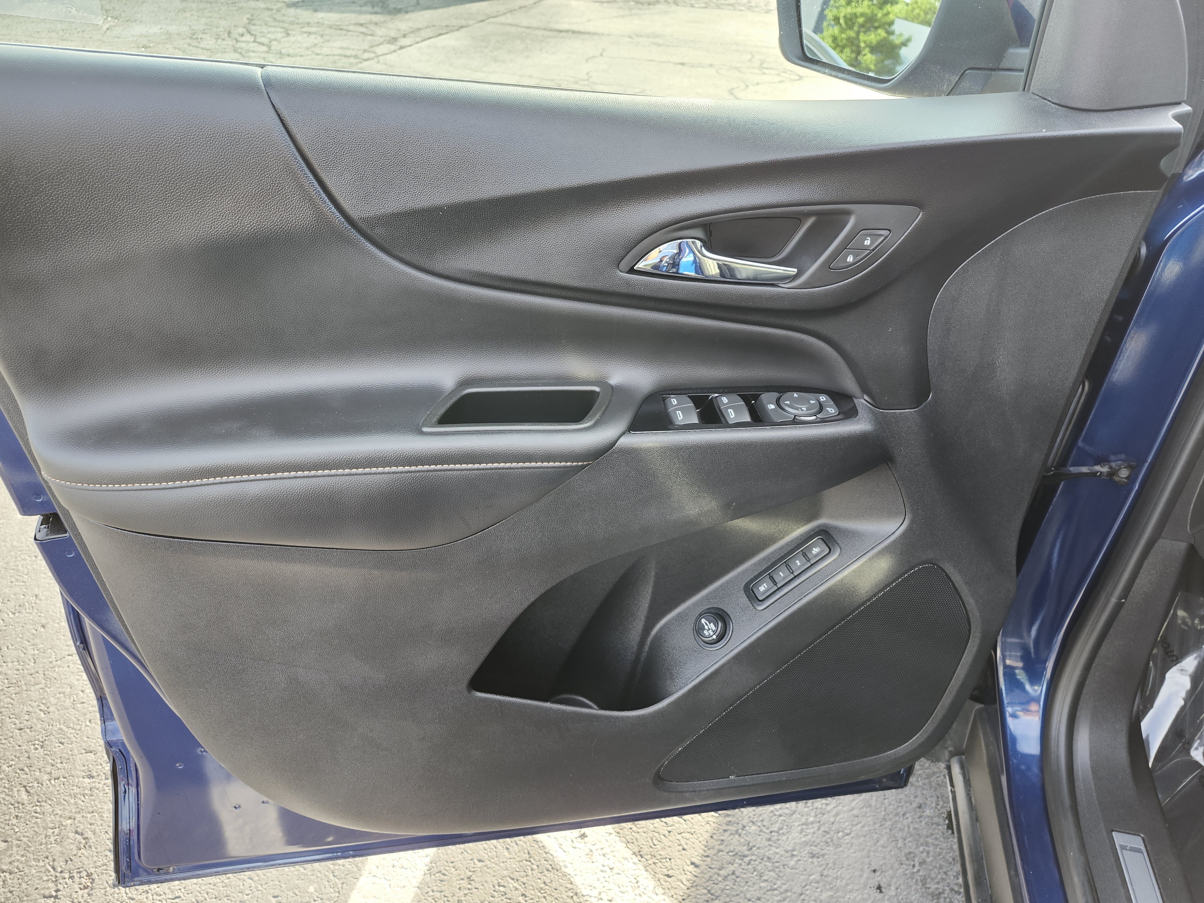 Used 2023 Chevrolet Equinox Premier FWD image 25