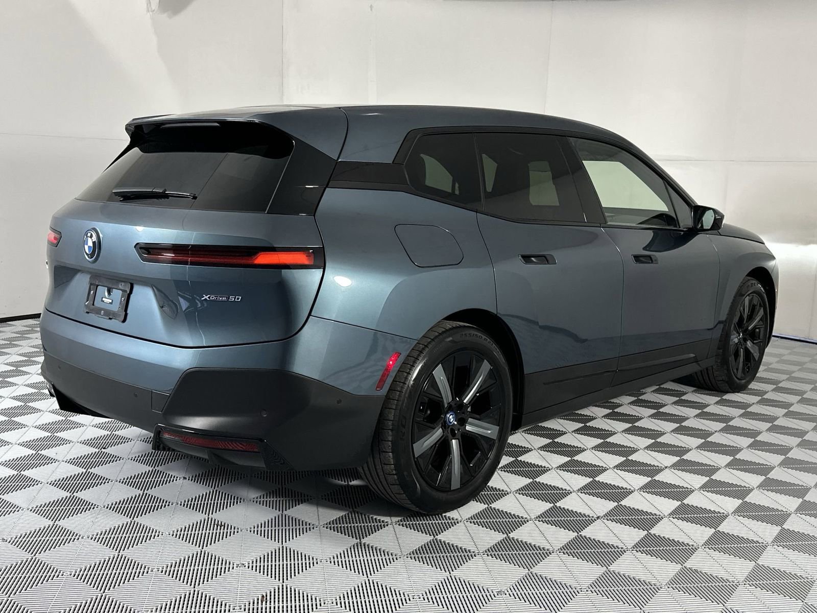 Used 2022 BMW iX xDrive50 w/ Premium Package image 8