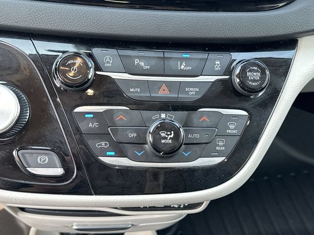 Used 2023 Chrysler Pacifica Touring-L FWD image 17