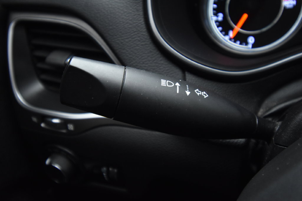 Used 2021 Jeep Cherokee Latitude FWD image 30