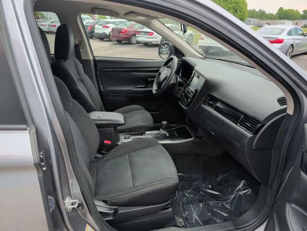 Used 2019 Mitsubishi Outlander ES FWD image 25