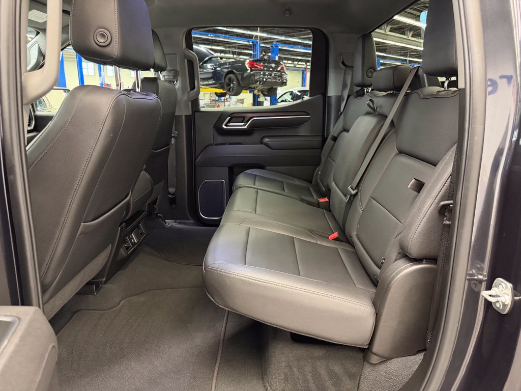 Used 2025 GMC Sierra 1500 SLT AWD/4WD image 17
