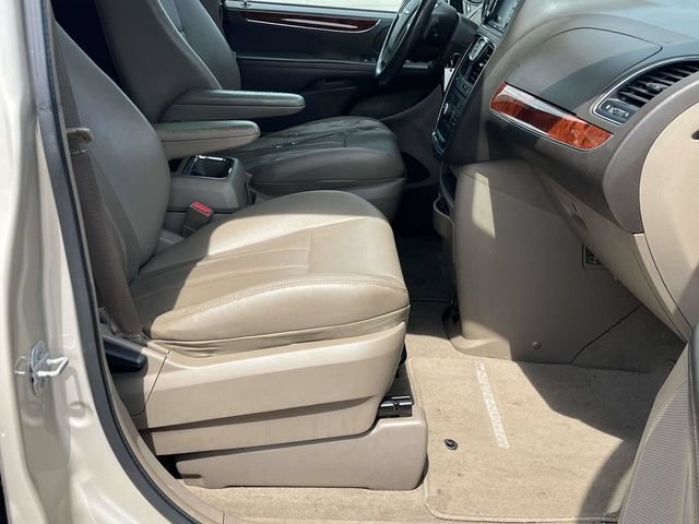 Used 2014 Chrysler Town & Country Touring FWD image 24