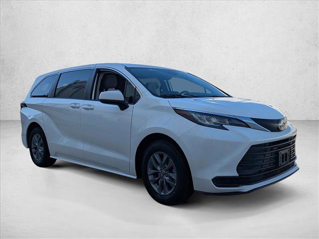 Certified 2022 Toyota Sienna LE image 3