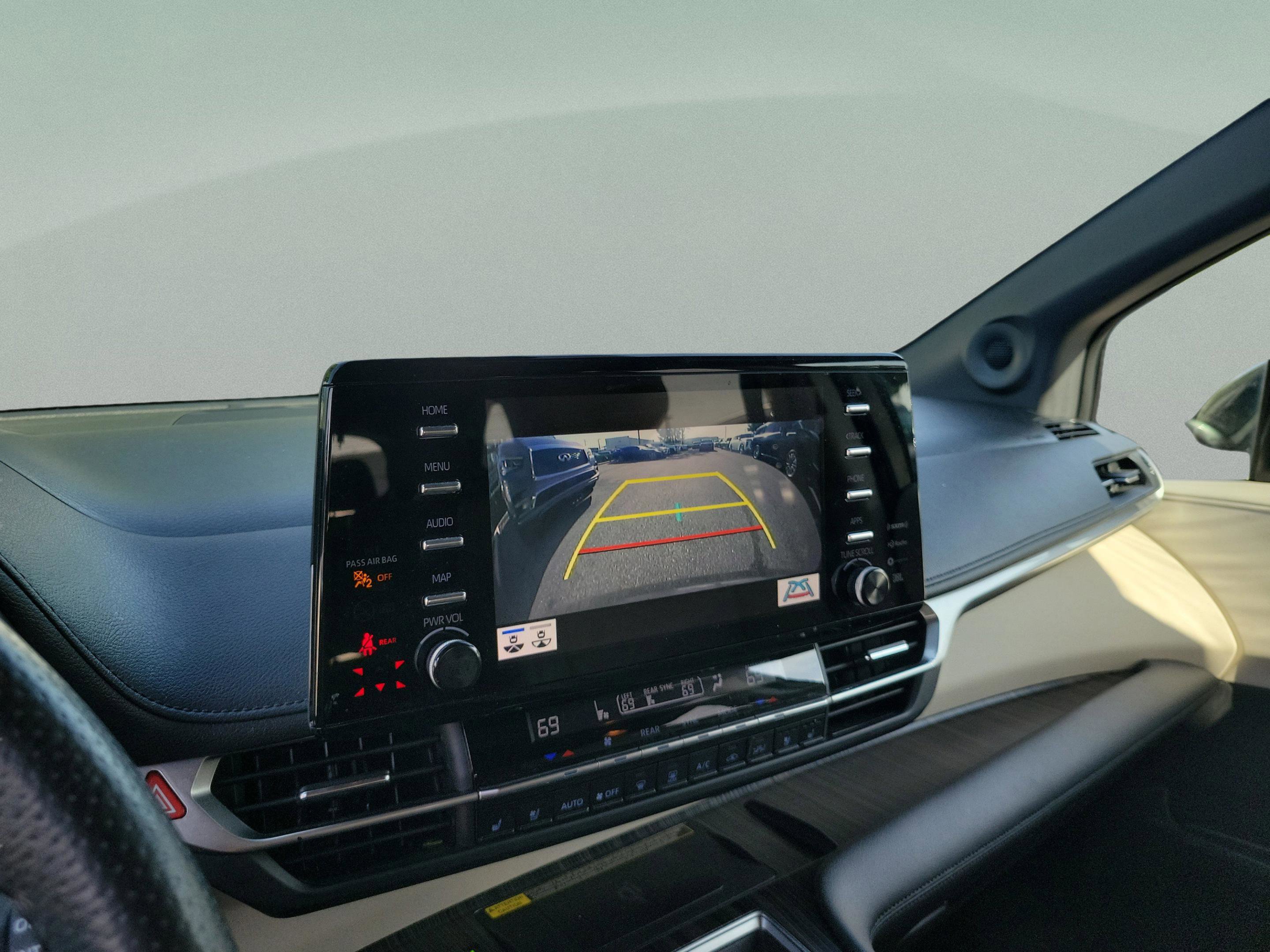 Used 2021 Toyota Sienna Limited image 13