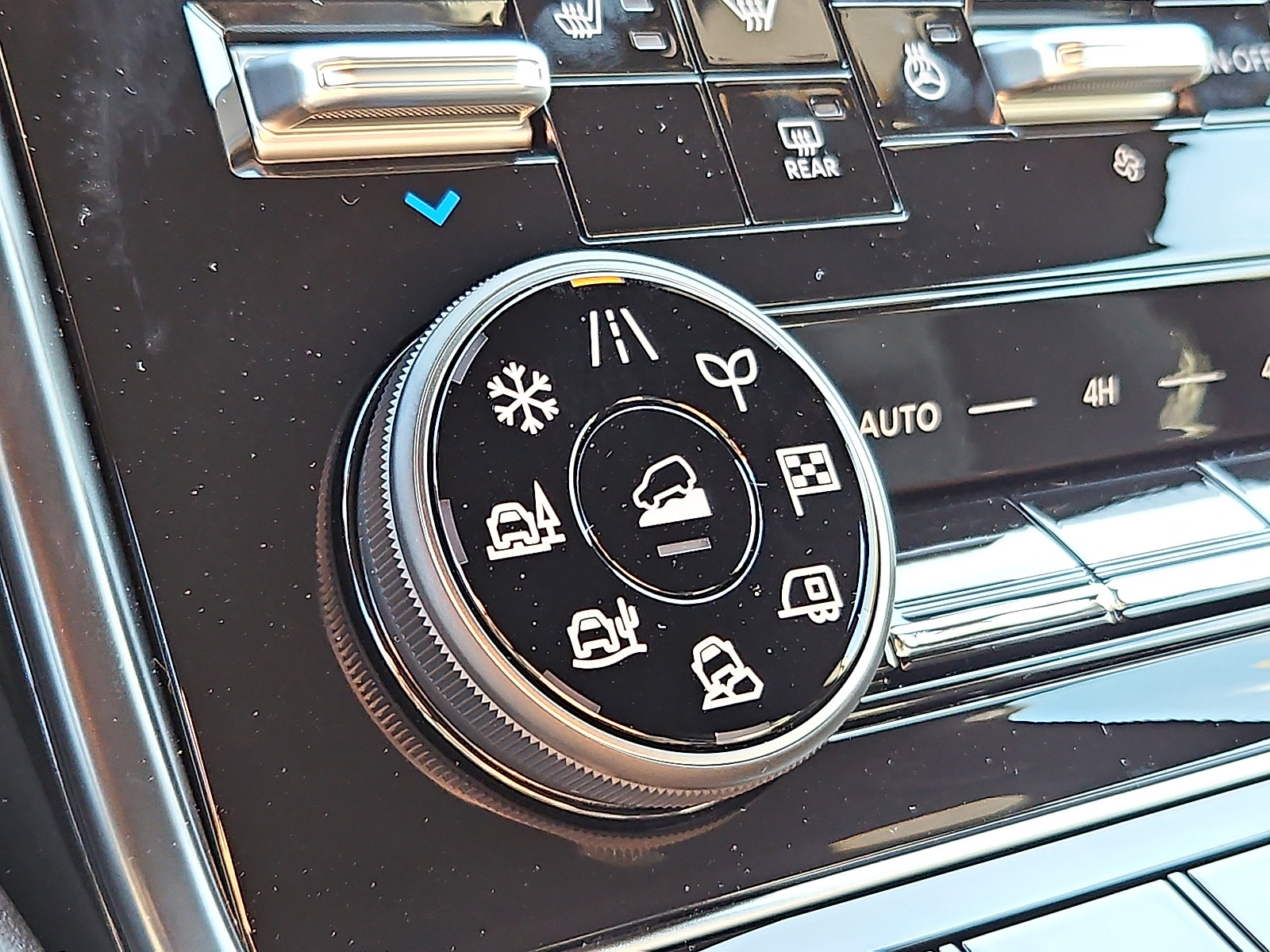 New 2026 Nissan Armada PRO-4X w/ Captain's Chari Seat Package image 18