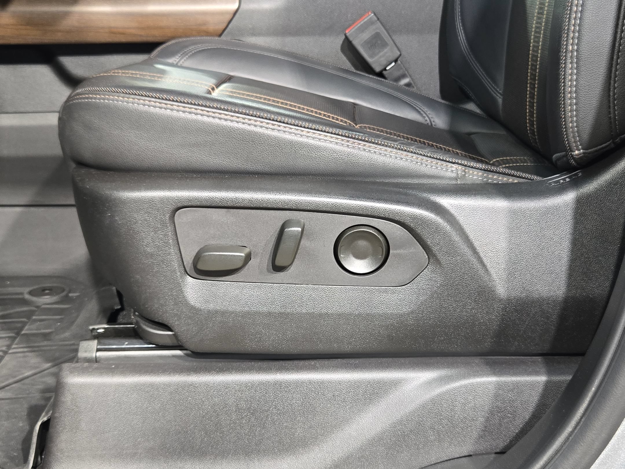 Used 2024 Chevrolet Silverado 1500 High Country w/ High Country Premium Package AWD/4WD image 23