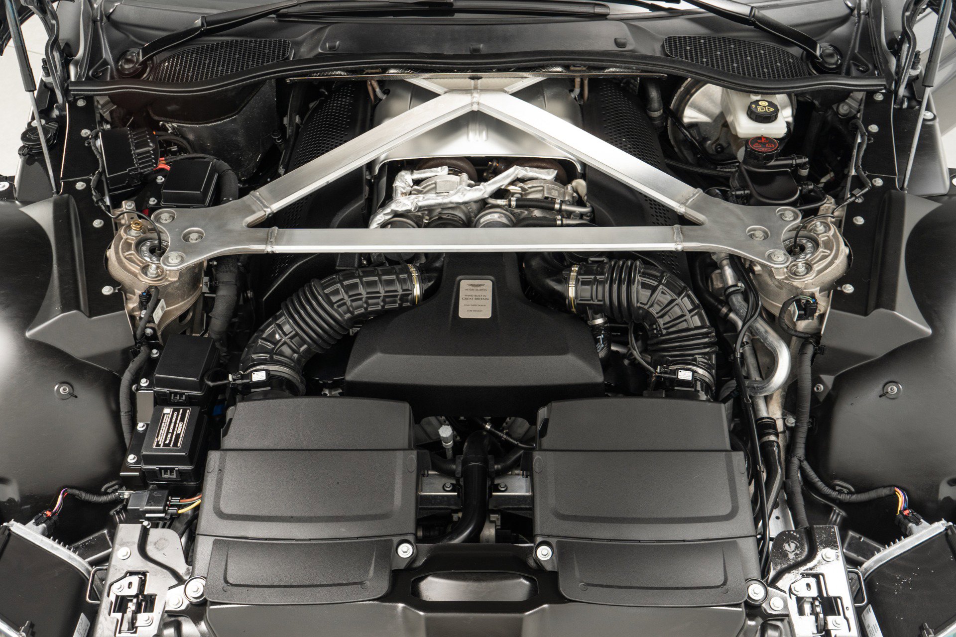Used 2022 Aston Martin V8 Vantage Roadster image 12