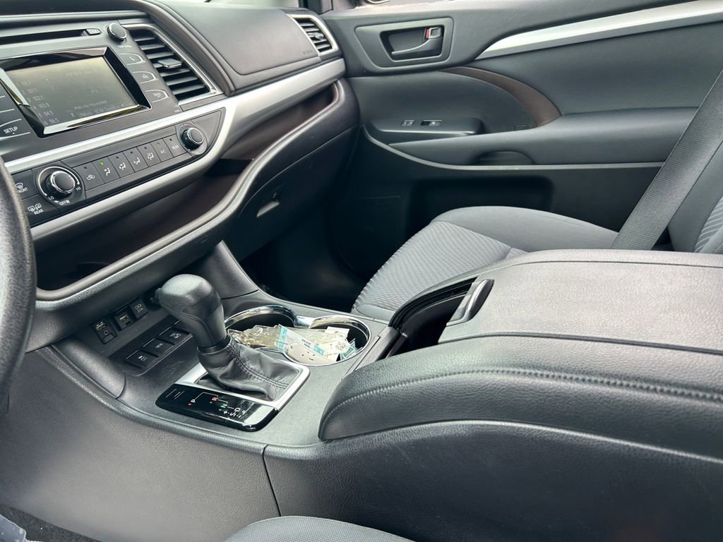Used 2019 Toyota Highlander LE AWD/4WD image 10