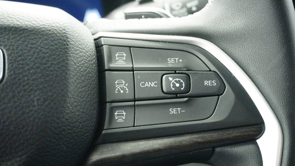 Certified 2023 Jeep Grand Cherokee Limited w/ Black Appearance Package image 33