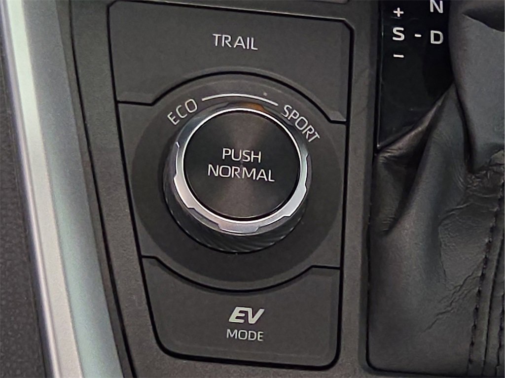 Used 2022 Toyota RAV4 XLE image 21