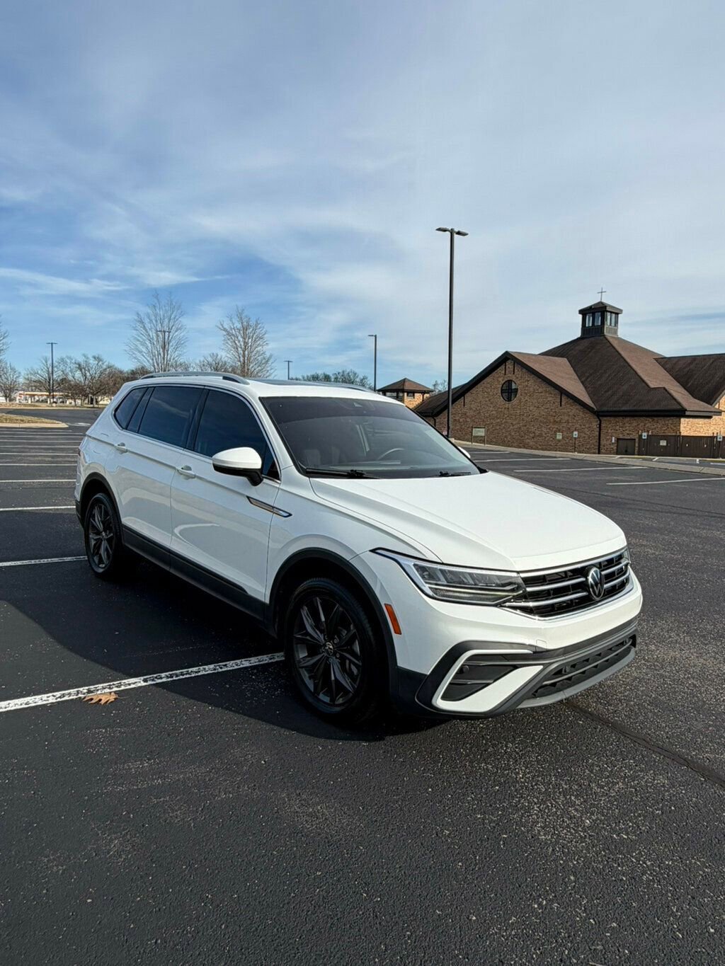 Used 2022 Volkswagen Tiguan SE w/ Panoramic Sunroof Package image 3